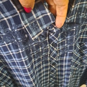 Shirt for women . embroidered plaid size M is New